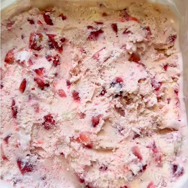 Strawberry icecream Strawberry icecream in tub