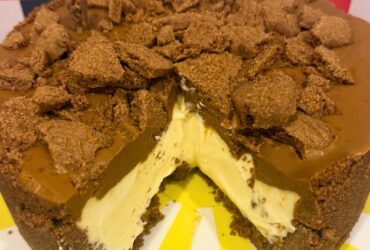 Biscoff Cheesecake cut and served on cake stand